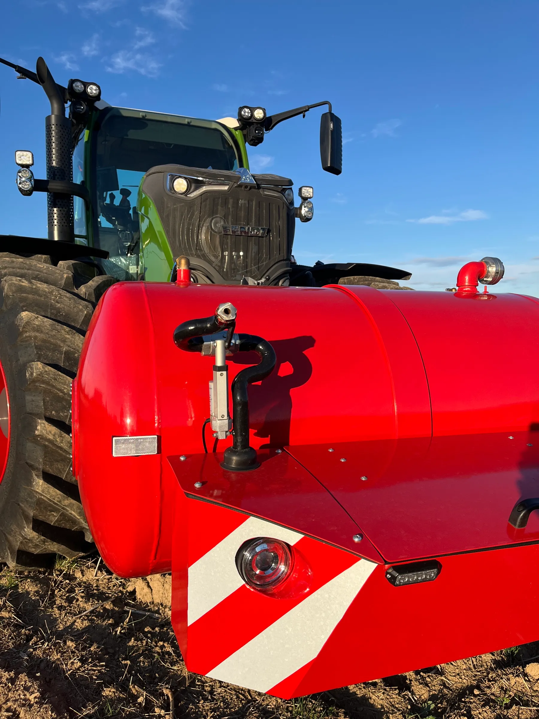 Nádrž HYDROTANK na traktoru Fendt zblízka proti modré obloze, s ovládáním a plnicím hrdlem