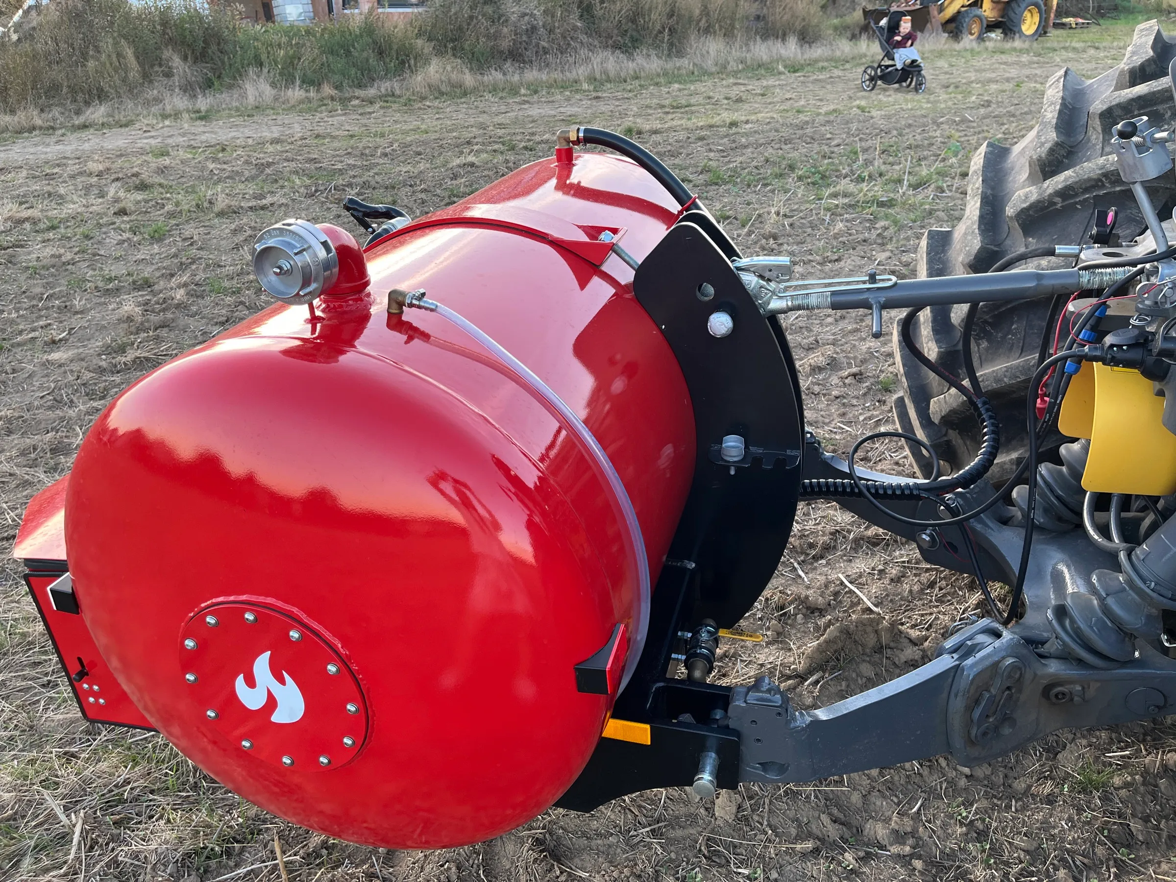 Rám HYDROTANKU s uchycením na čelní tříbodový závěs, hydraulickými hadicemi a plnicí spojkou