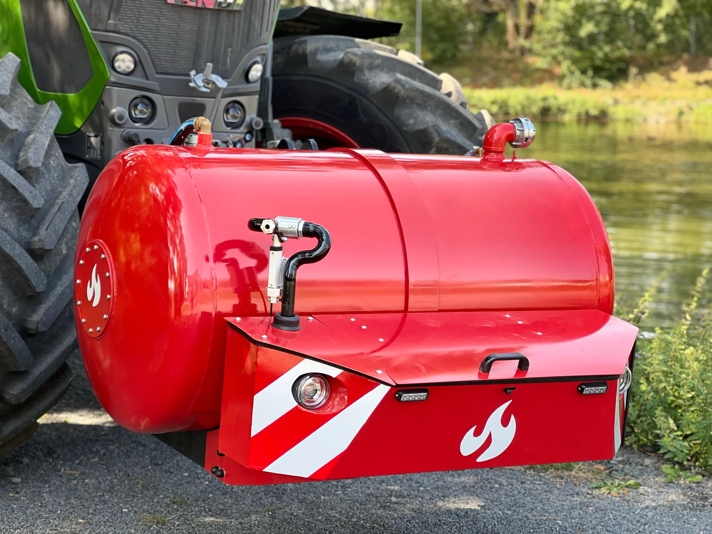 Červená nádrž Patron zblízka, pohled ze tří čtvrtin s hydraulickým čerpadlem